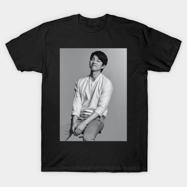 Gong Yoo - V20 T-Shirt by kazumi